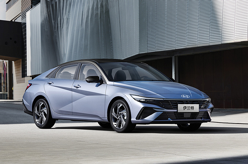 # 17: Hyundai Elantra — 398,9 тысяч (+ 7.5%). Седьмое поколение среднеразмерного седана Hyundai Elantra вышло в 2020 году, и по итогам 2022 года продажи начали падать. Но в конце того же года модель вывели на несколько новых рынков, а в 2023-м провели небольшой рестайлинг. Благодаря сочетанию этих факторов спад продаж удалось развернуть: они выросли на 7,5%, достигнув 398,9 тысяч. Около трети продаж пришлось на США, хорошим спросом Elantra пользуется и в Китае — на машины производства Beijing-Hyundai пришлось около 28% в общем объёме продаж. В большинстве стран Европы модель не предлагается, а вот в Польше и Румынии пользуется хорошим спросом.