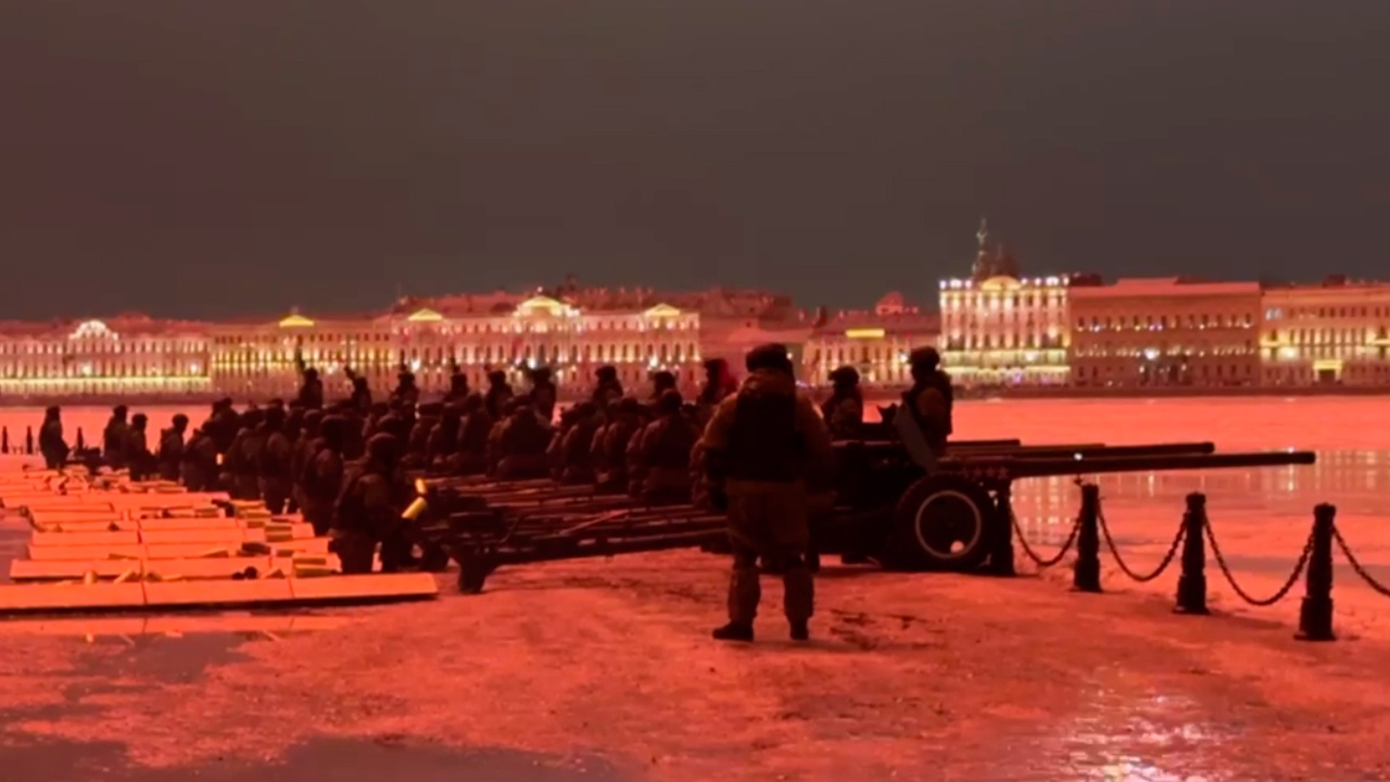 В Санкт-Петербурге прогремел салют в честь Дня защитника Отечества