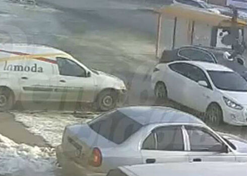 Тройная авария на ростовской остановке, в результате которой ранен человек, попала на видео