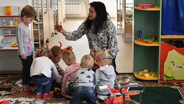 В Госдуме предложили компенсировать дефицит нянь строительством детских садов при вузах