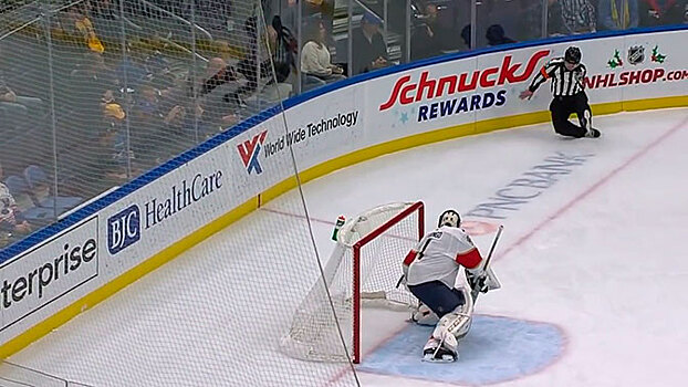 Игрок НХЛ забросил шайбу рикошетом от рефери: видео
