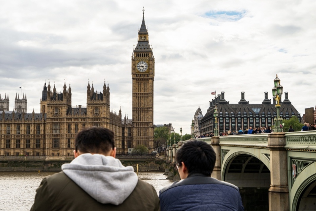 парень из англии. меньшинства великобритании. дом мельниченко в лондоне. британия люди в масках. еэс великобритания.