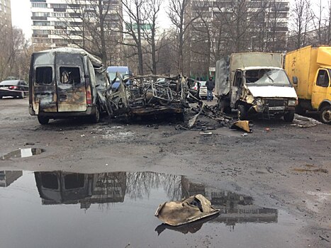 Три автомобиля выгорели при взрыве на стоянке "Газелей" в Москве