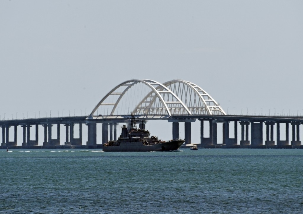 Движение автотранспорта по Крымскому мосту перекрыто