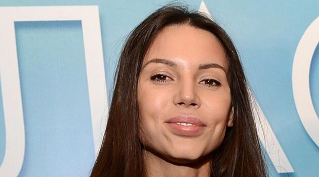 Оксана Самойлова сфотографировалась в платье с внушительным декольте