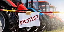 Молдавские фермеры в знак протеста вывели тракторы на трассы
