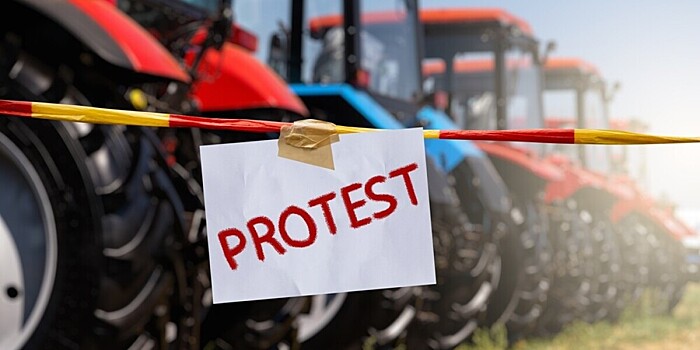 Молдавские фермеры в знак протеста вывели тракторы на трассы