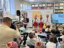 "Т Плюс" передала в детские библиотеки Тольятти книги "Теплые сказки"
