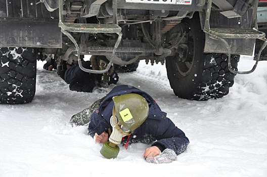 На Урале десятки детей отправили ползать под БТР на скорость. «Трудно — головой ударяешься»