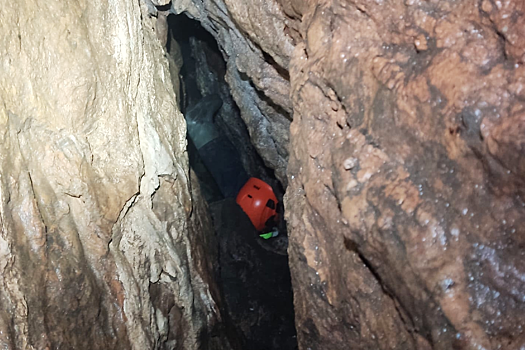 Спасатели прошли вторую глубокую пещеру в поисках Усольцевых и сняли ее на видео