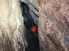 Спасатели прошли вторую глубокую пещеру в поисках Усольцевых и сняли ее на видео