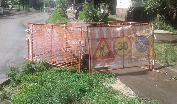 На юге Волгограда у жилого дома провалился асфальт