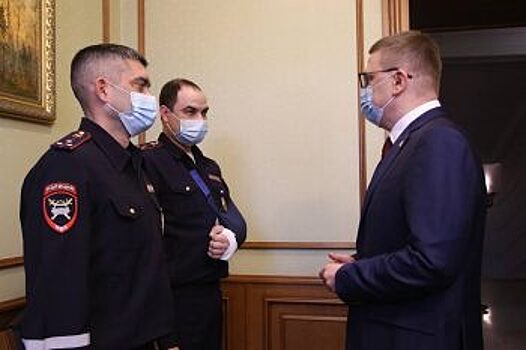 Текслер наградил сотрудников ДПС, спасших от ДТП автобус с детьми на М5