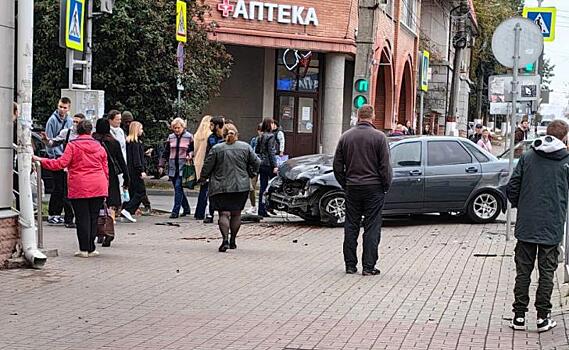 В центре Курска «Приора» вылетела на тротуар рядом с пешеходами