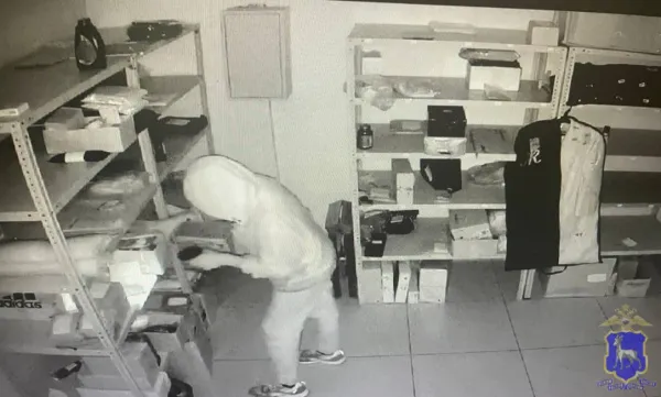 Повар обокрал пункт выдачи заказов на улице Нагорной в Самаре