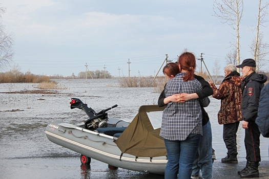 Паводок в Тюменской области с высоты: шторм на «море», деревни-острова и 60-километровая пробка