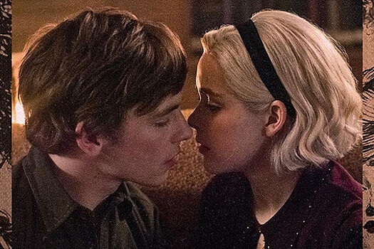 Ведьма оказалась в любовном треугольнике на первых фото из новой "Сабрины"