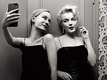 Венгерская фотохудожница Флора Борси и ее селфи со звездами прошлого