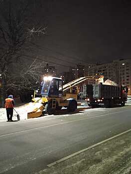 За ночь комбинатами благоустройства было вывезено около 5 тыс. куб. м снега