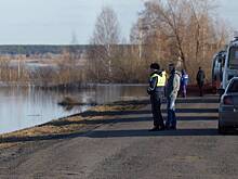 Царица вышла из берегов и затопила улицу в российском городе