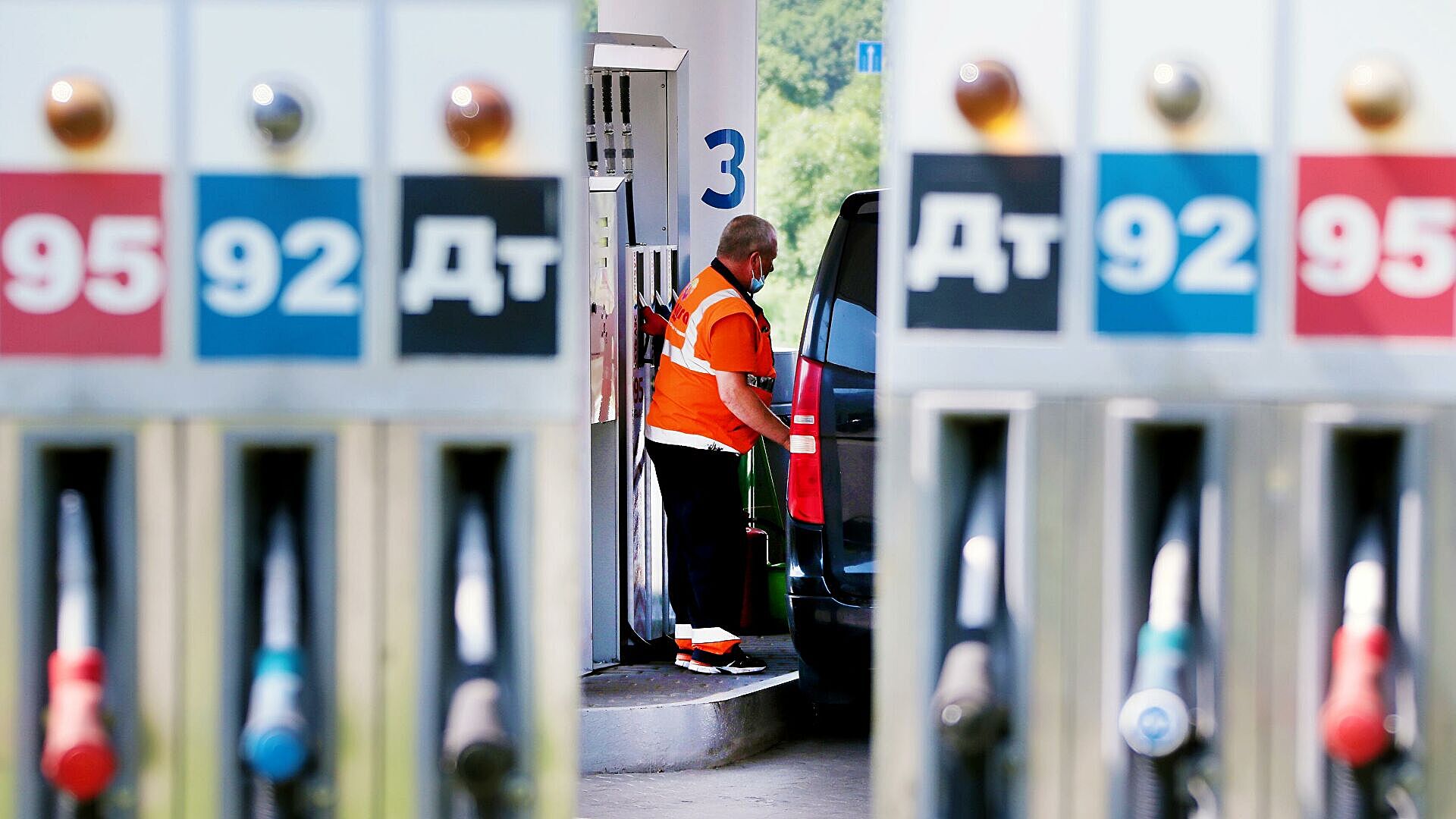 Цены на бензин обновляют рекорды второй день подряд