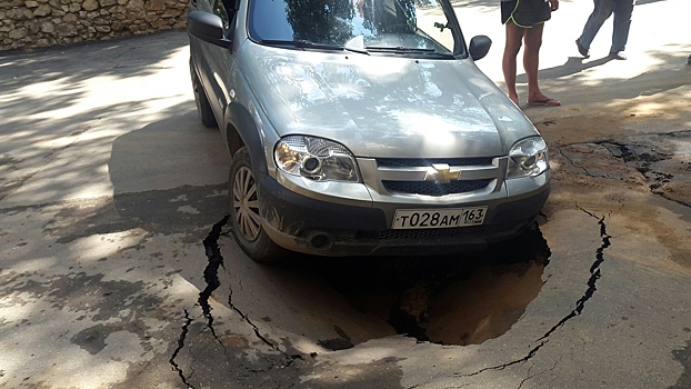 «Не могли вытащить несколько человек!»: на Молодогвардейской Chevrolet провалилась в асфальт