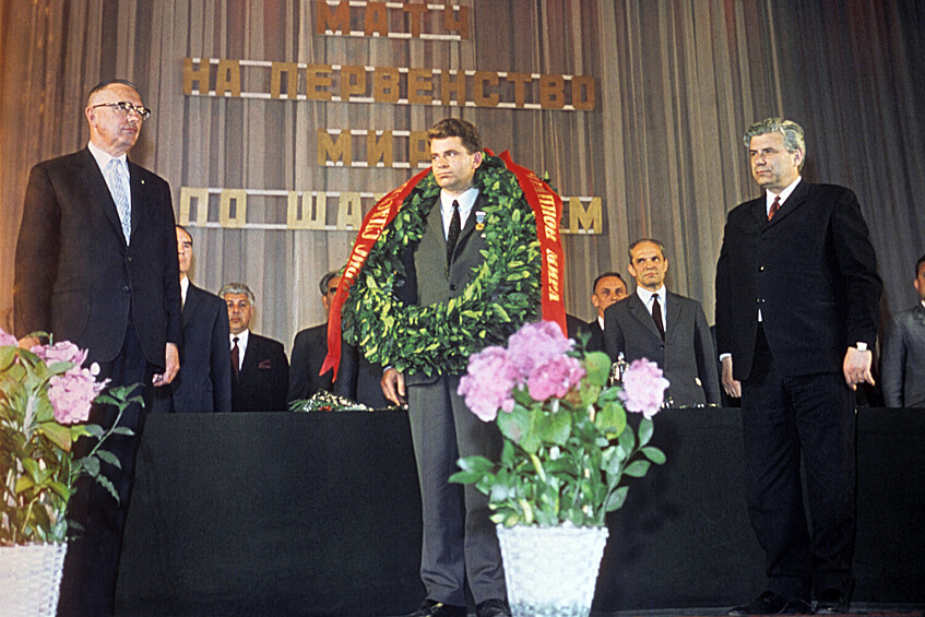 Экс-чемпион мира Макс Эйве (Голландия), чемпион мира Борис Спасский с лавровым венком победителя и вице-президент Международной шахматной федерации Борис Родионов (слева направо), Москва, 19 июня 1969 года