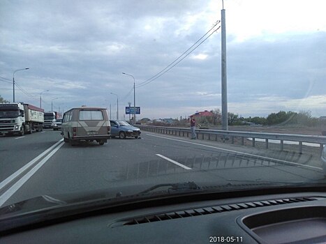 На объездной в Оренбурге столкнулись фургон и легковой автомобиль
