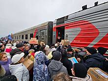 В российском регионе остановился поезд с ранеными бойцами СВО. Его встречали сотни людей