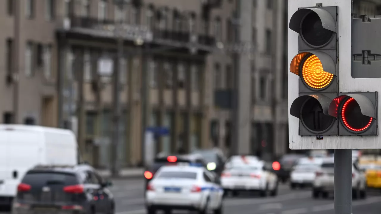 Как избежать поломок при подъезде к светофору: советы экспертов