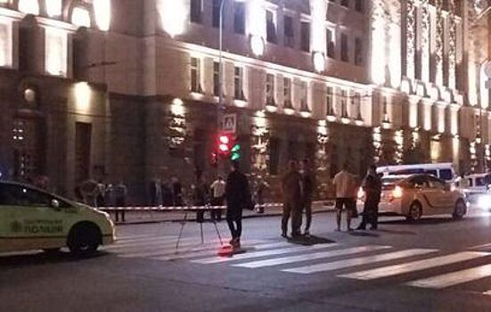 В Харькове возле здания горсовета погиб полицейский