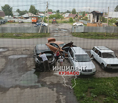 Две машины влетели в припаркованный автомобиль в Кемерове