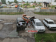 Две машины влетели в припаркованный автомобиль в Кемерове