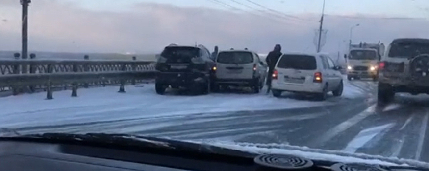 Авария на виадуке в Южно-Сахалинске: столкнулись четыре автомобиля