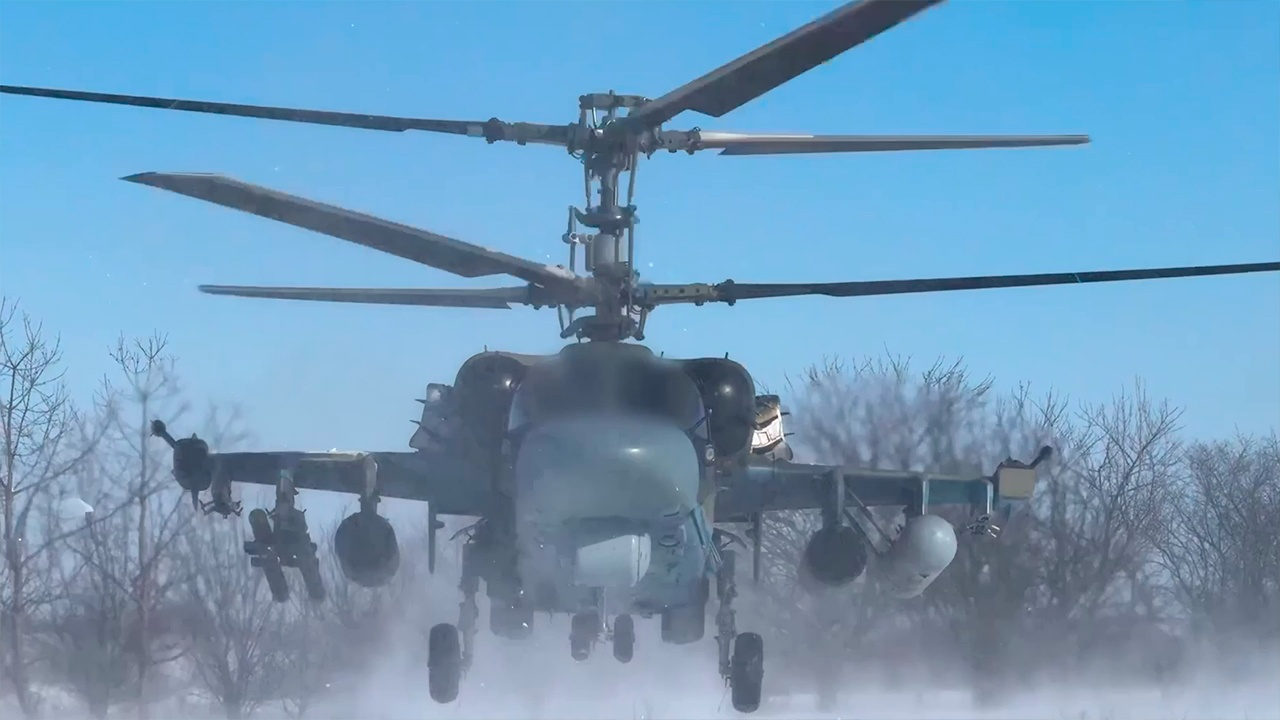 Экипаж Ка-52М поразил бронетехнику ВСУ в зоне спецоперации