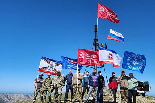 В Крыму Знамя Победы подняли на горные вершины