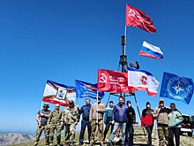 В Крыму Знамя Победы подняли на горные вершины