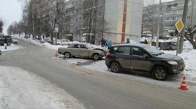 В Кирове столкнулись «Toyota» и «Волга»: три человека получили травмы