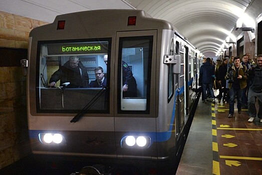 Онищенко назвал флешмоб 60 целующихся пассажиров метро знаком отчаяния