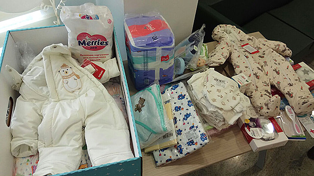 Восемь новорождённых из Ноябрьска получили первые подарочные наборы