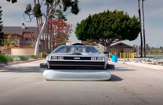Энтузиаст построил DeLorean на воздушной подушке