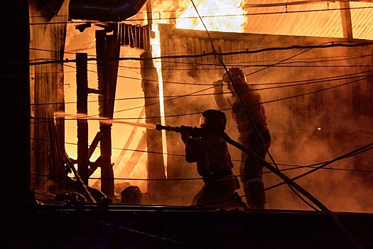 В центре Владивостока произошел крупный пожар, сгорел склад с мебелью