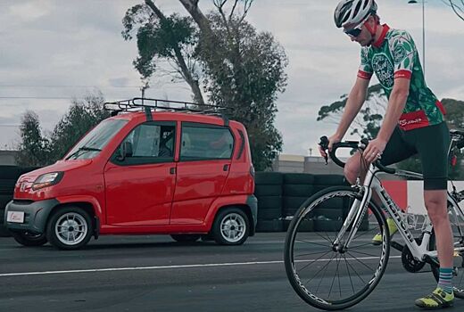 Видео: самый дешевый автомобиль пытается обогнать велосипед