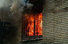 Десятки человек выбежали из многоэтажки в кузбасском городе из-за горящего кресла
