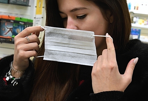 Вирусолог рассказал, когда россияне смогут снять маски 