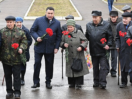 В Торжке Игорь Руденя возложил цветы к мемориалу на Аллее Памяти и вручил награды ветеранам