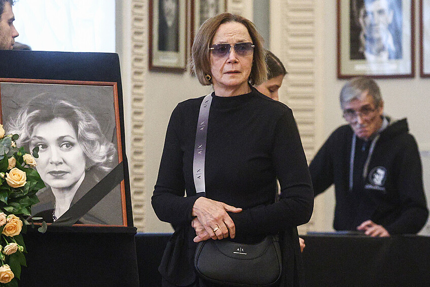 Актриса Ирина Купченко на церемонии прощания с актрисой Ольгой Чиповской в Большом портретном фойе Театра имени Евгения Вахтангова, 9 февраля 2026 года