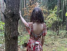 В лесу грибников напугала одинокая женщина в кроваво-красном платье