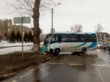 Под Белгородом в дерево врезался автобус с пассажирами