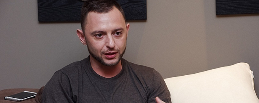 Рома Билык, солист группы «Звери», устроил скандал в баре Самары из-за назойливого фаната — Видео